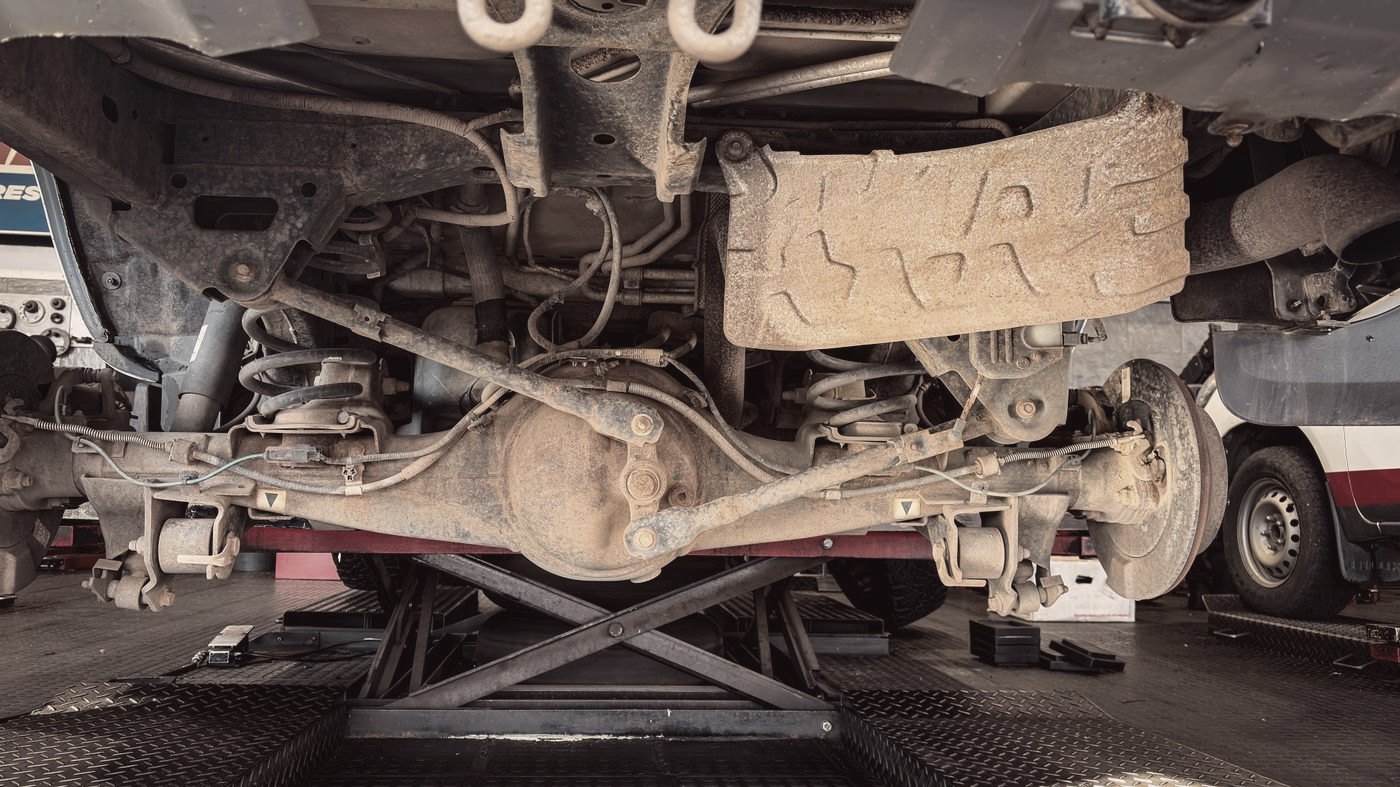 Automobilio važiuoklė ant keltuvo